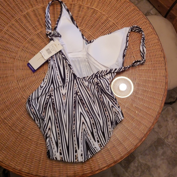 NWT! Gottex one piece swimsuit! Size 6 - Picture 4 of 6